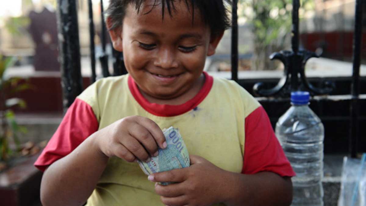 Families of ex-pat Filipinos will be counting their bills, as PIL enters the remittance market. Picture: Getty.