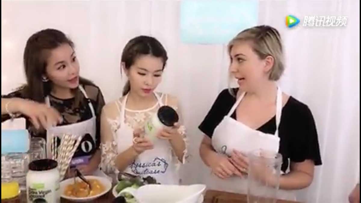 Jessica Rudd cooks with WeChat personalities. Source: WeChat.