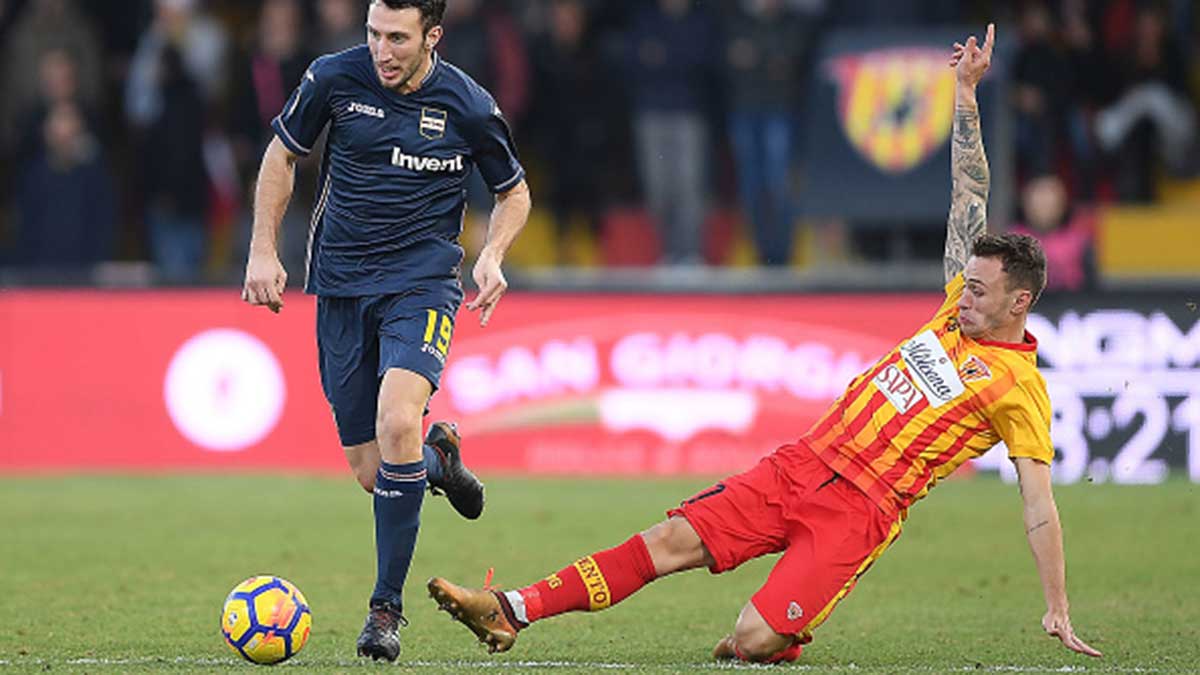Cristiano Lombardi goes head to head with Vasco Regini in Series A match.
