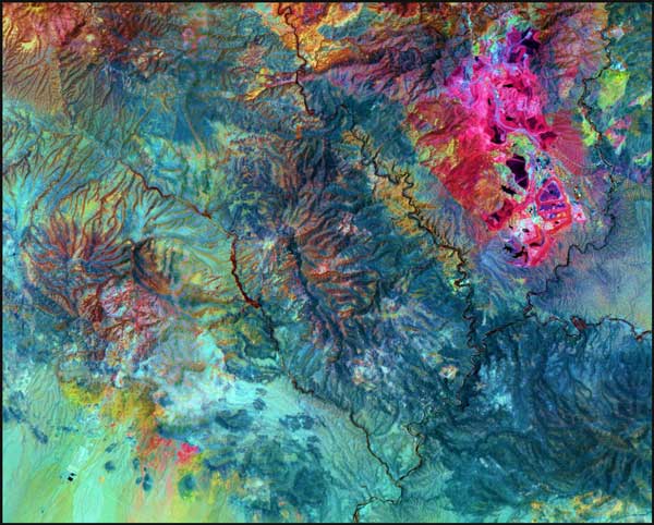 This is a major copper mine in southeast Arizona. The image used short wavelength infrared bands to highlight in bright pink the altered rocks in the Morenci pit associated with copper mineralization. Pic: Satellite Imaging Corporation. 