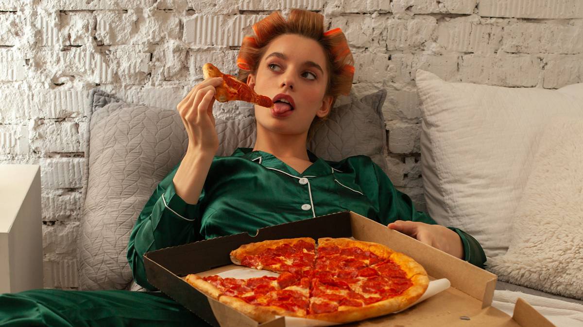 These are the best and worst foods to eat before bed