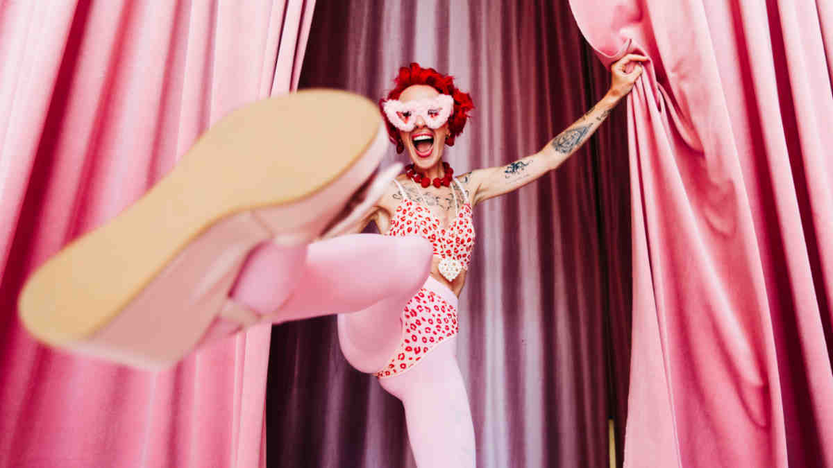 Lunch Wrap: ASX shakes off Wall Street wobble as gold glows and tech pops